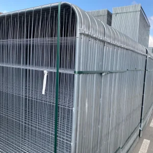 Ogrodzenie mobilne/budowlane o wymiarach około 3,5 x 2,00 m z hakami i oczkami