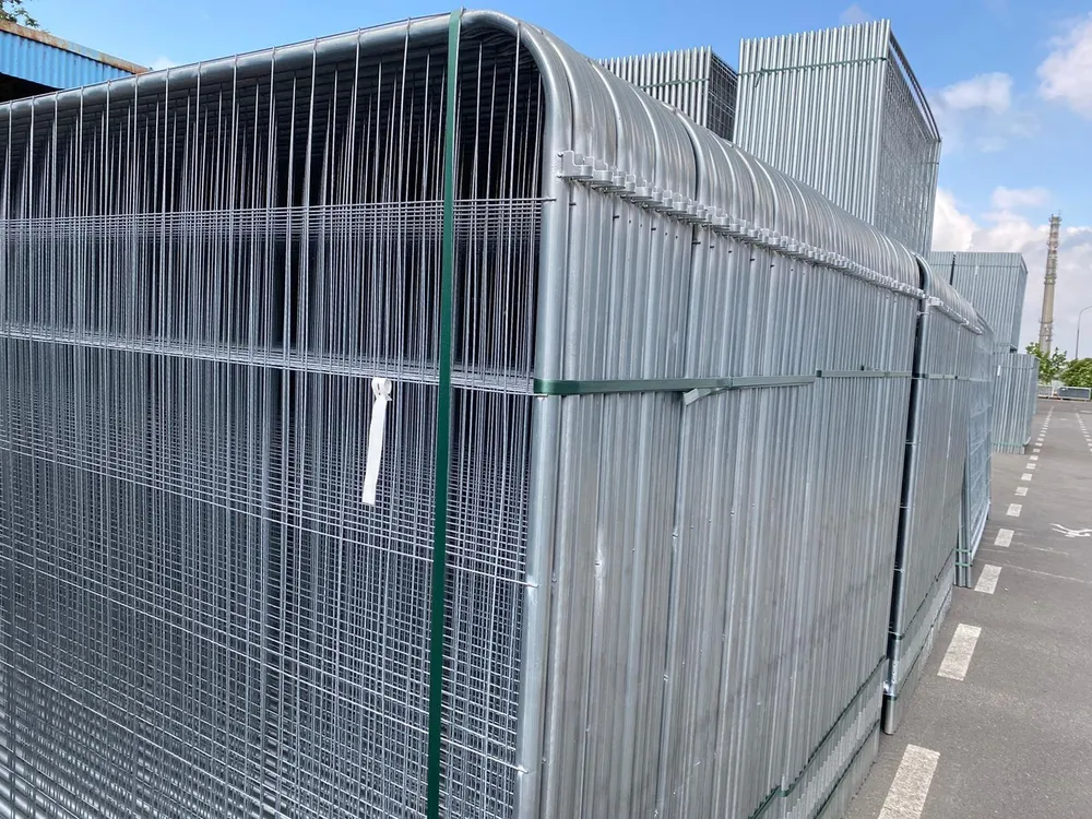 Ogrodzenie mobilne/budowlane o wymiarach około 3,5 x 2,00 m z hakami i oczkami