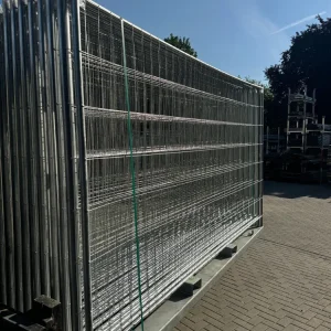 Zestaw 20 ogrodzeń budowlanych 345x200cm z hakami i oczkami, w tym paleta transportowa