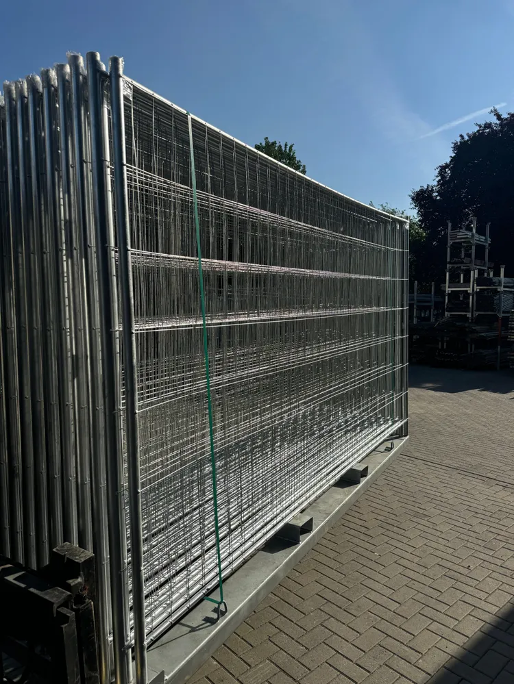 Zestaw 20 ogrodzeń budowlanych 345x200cm z hakami i oczkami, w tym paleta transportowa