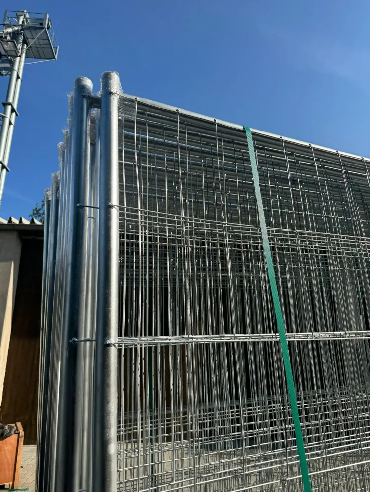 Zestaw 20 ogrodzeń budowlanych 345x200cm z hakami i oczkami, w tym paleta transportowa