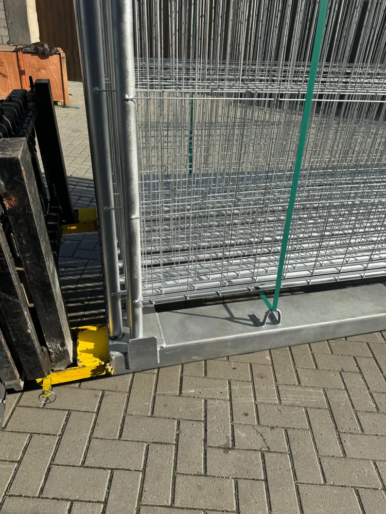 Zestaw 20 ogrodzeń budowlanych 345x200cm z hakami i oczkami, w tym paleta transportowa