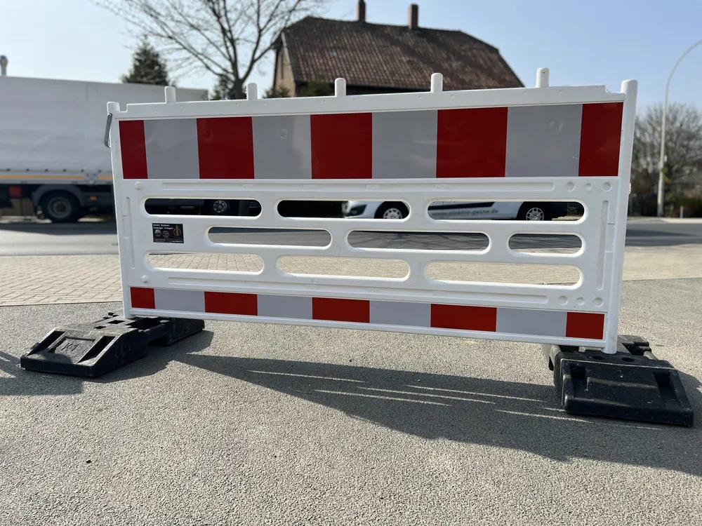 Zestaw 30 szt. ogrodzeń RA2 ze stopkami - bezpieczna bariera do prac żynieryjno-budowlanych i drogowych